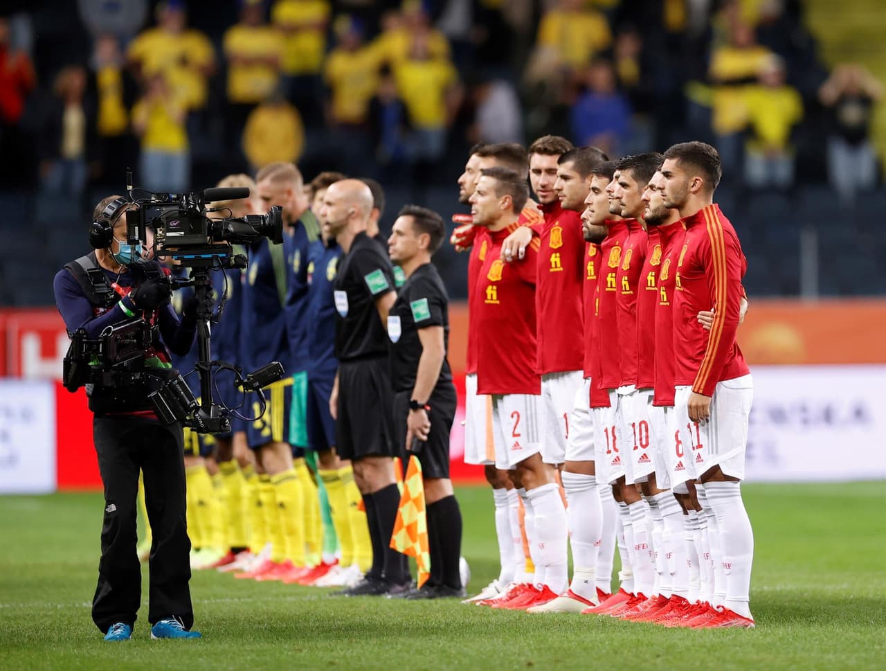 Suecia derrota 2-1 a España y consigue tomar la primera posición del grupo B en las calificatorias de la UEFA rumbo al Mundial de Catra 2022. Carlos Soler, al minuto 4, abrió el partido para los españoles, pero los suecos no dejaron pasar tiempo, pues un minuto después Alexander Isak ya empataba el partido y, en la segunda mitad, Viktor Klassen le dio el triufo a los 'Vikingos'.