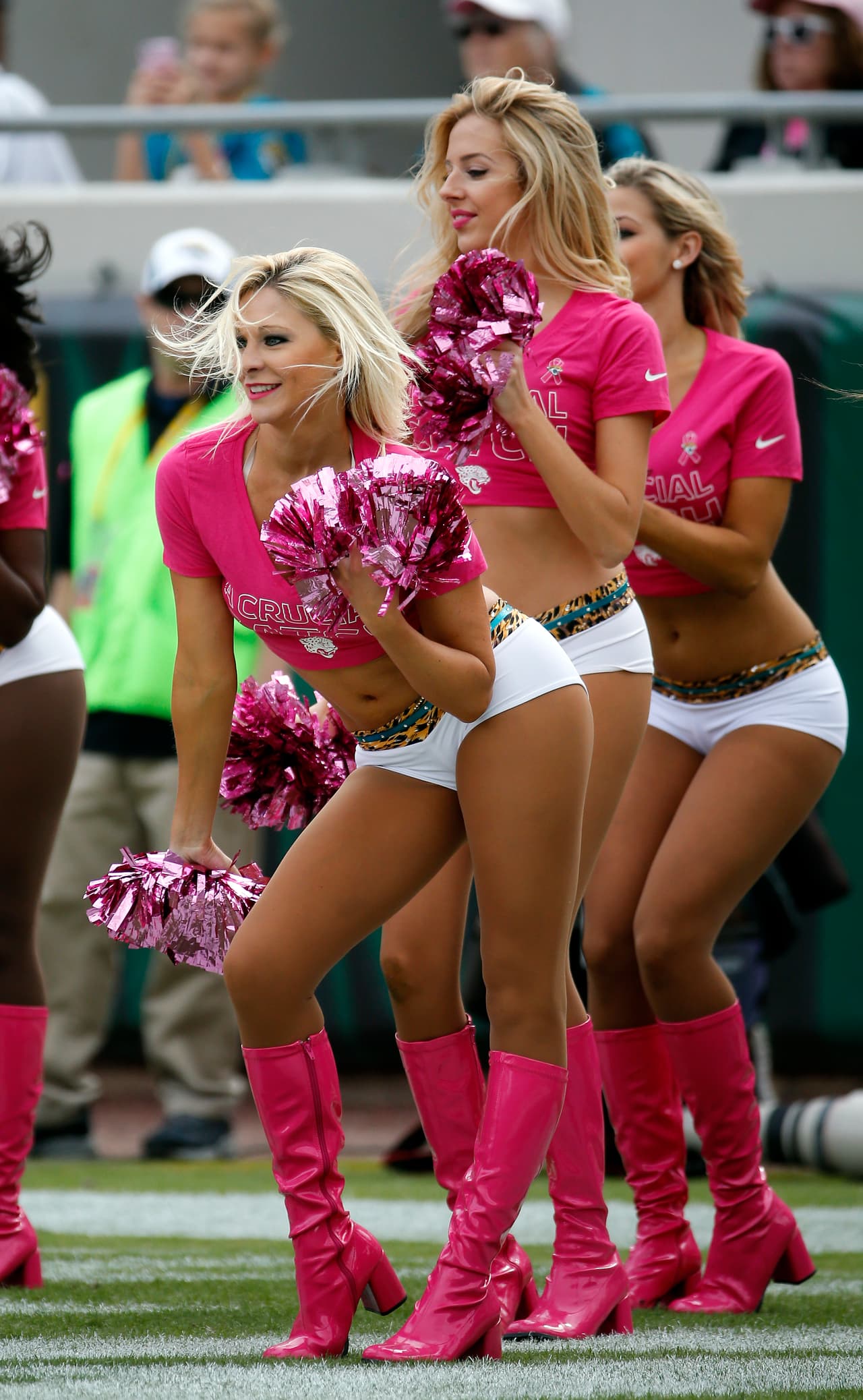 Adiós a la Semana 6, acción, pasión, entrega y... ¡bellezas! Checa lo más sexy de las cheerleaders.