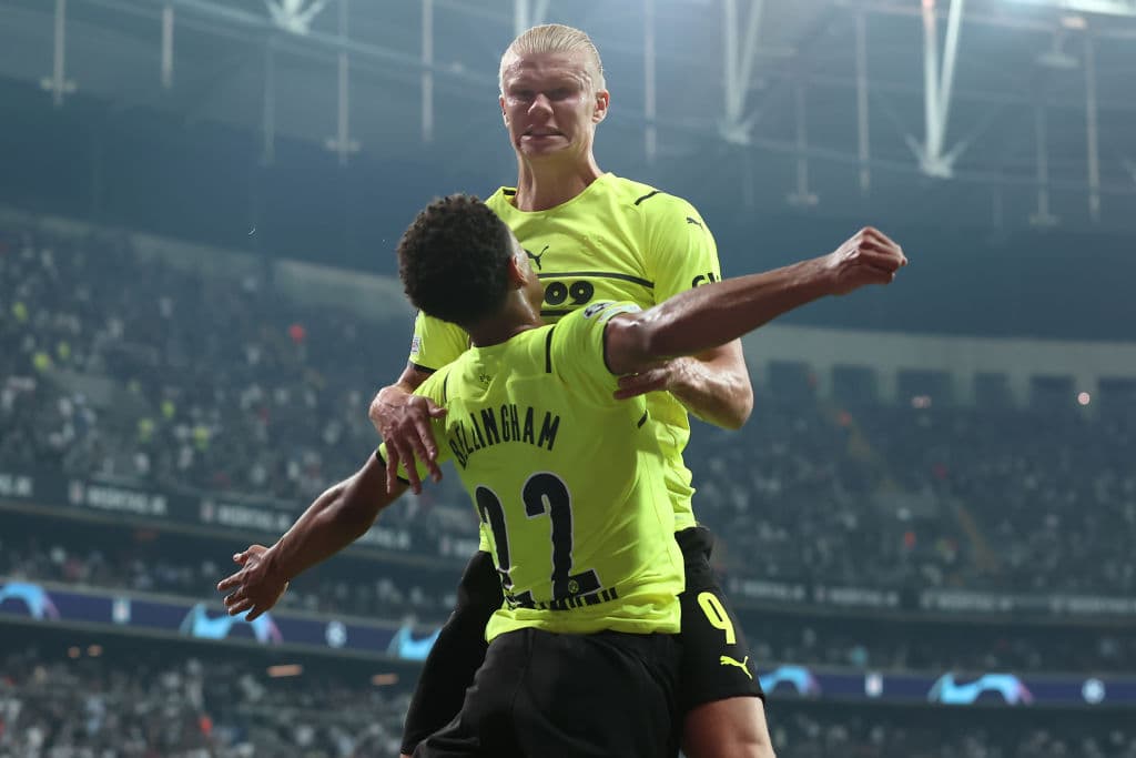 Borussia Dortmund se impone 2-1 ante el Besiktas durante la primera fecha de la fase de grupos en la UEFA Champions League. Jude Bellingham abrió el marcador al minuto 20’, posteriormente él mismo asistía a Erling Haaland para hacer el segundo gol de la noche. Ya en tiempo agregado, Javier Montero Rubio salva anotación para los locales.