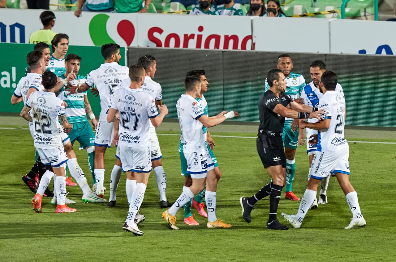 El doblete de Eduardo 'Mudo' Aguirre y el gol de Ayrton Preciado Santos vence 3-0 en la ida de semifianles al Puebla y toman una muy cómoda ventaja en la serie.