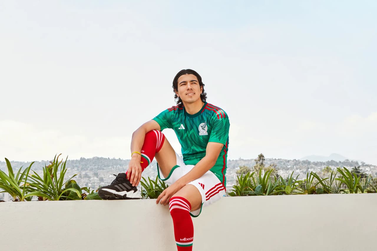 El jersey asemeja las plumas del quetzal y honra el pasado de México. Los vivos en rojo sobre los hombros y a lo largo de la costura en los costados añade carácter y la garra que caracteriza al Tri.