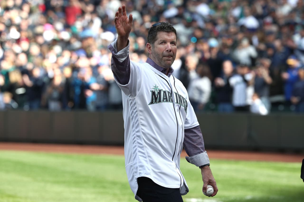 EL otrora estrella de los Seattle Mariners y futuro miembro del Salón de la Fama Edgar Martínez saluda al público luego de ser el invitado de honor para hacer el primer lanzamiento del partido. Este año se efectuará la ceremonia de entronización de Edgar.