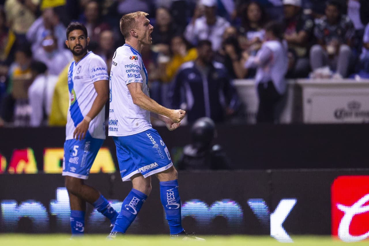 Puebla finalmente abrió el marcador al 55’ gracias a un doble remate de Fernando Aristeguieta para vencer a Ochoa a primer poste.