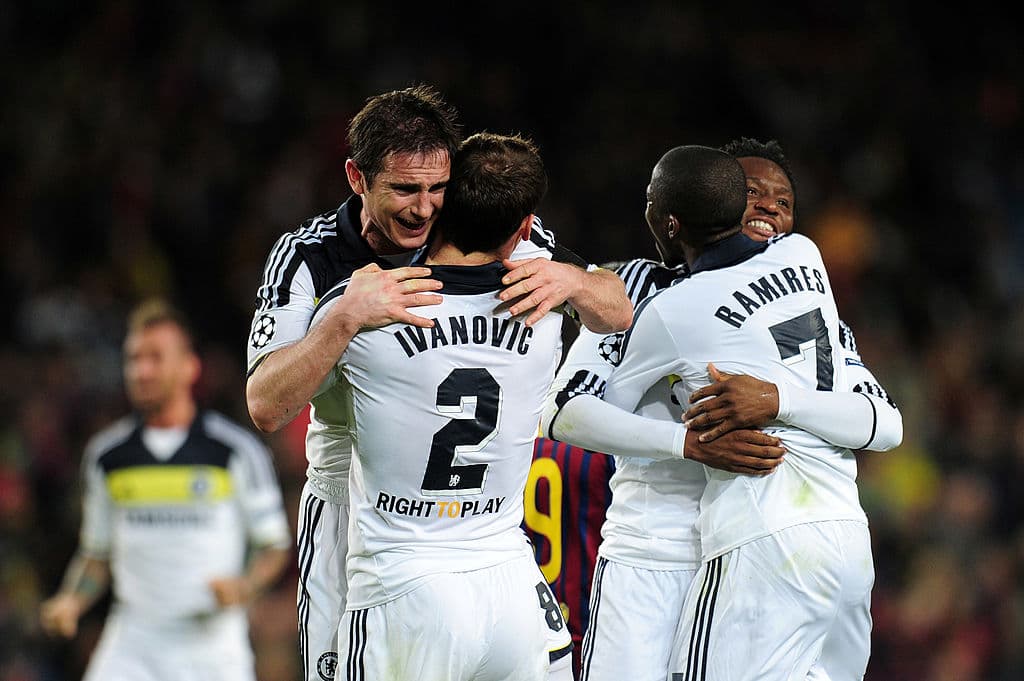 Segundos antes de irnos al medio tiempo, el brasileño Ramires logra escaparse a velocidad por una banda y ante la salida de Víctor Valdés, decide picar pelota para empatar el global y tener la ventaja del gol de visitante.