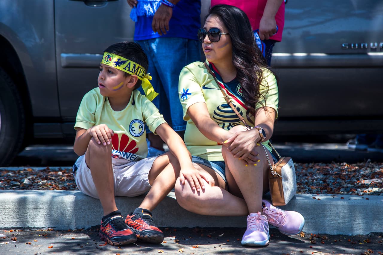 Así se vivió el color previo al partido de Campeón de Campeones de la Liga MX entre los Tigres de la UANL y las Águilas del América en Dignity Healt Sports Park, en Carson, California. Los dos más recientes monarcas del balompié mexicano se veían cara a cara para dirimir un trofeo que sus aficionados querían en las vitrinas de su club.