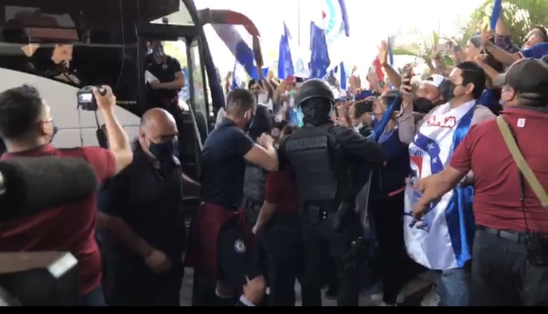 Cruz Azul llega a Torreón para disputar la final de ida del futbol mexicano y sus aficionados salen de sus casas para darles una cálida bienvenida.