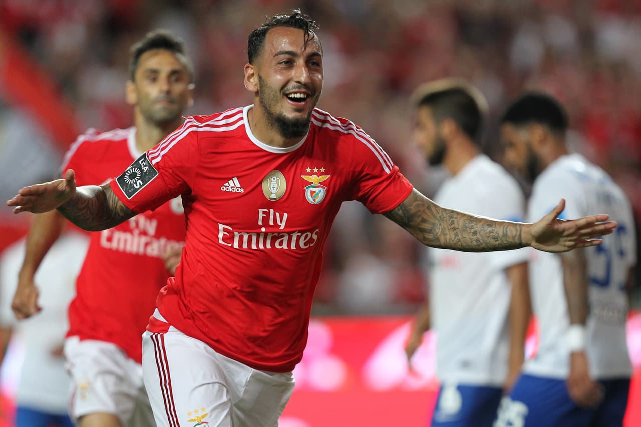 El campeón Benfica goleó sin Raúl Jiménez