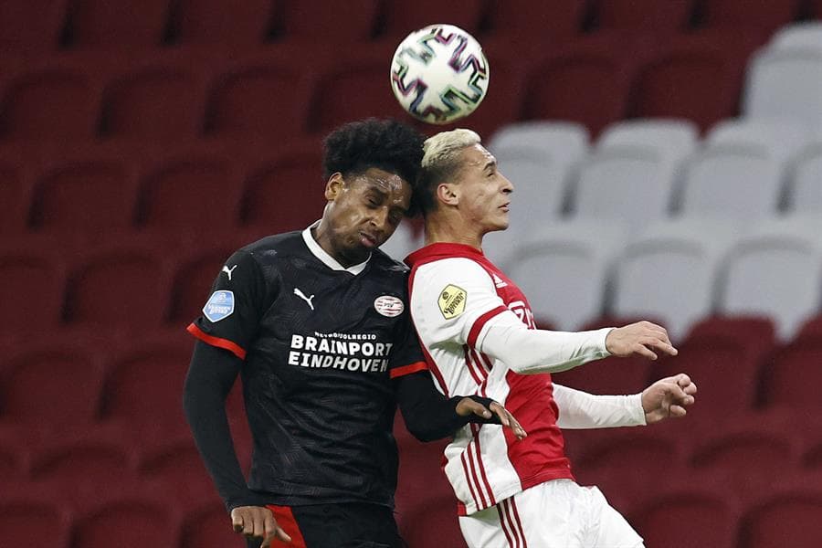 PSV y Ajax empatan 2-2 en el clásico de la Eredivisie. Eran Zahavi marcó doblete para los 'rojiblancos', mientras que Quincy Promes y Antoni Matheus Dos Santos, le dieron el empate al Eindhoven.