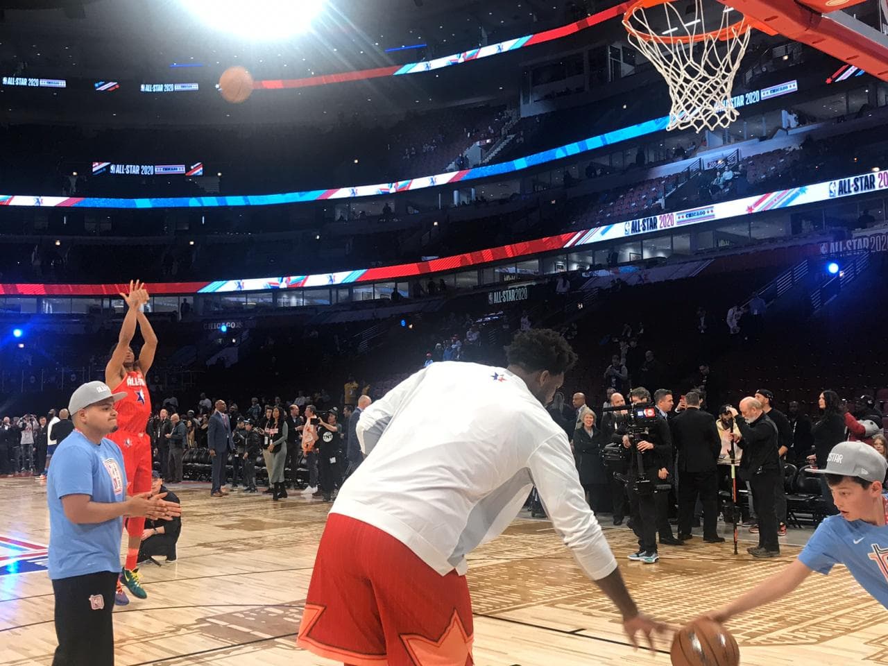 Así se vive la pasión del NBA All-Star Game muy colorido y con gente emocionada para disfrutar de este encuentro.