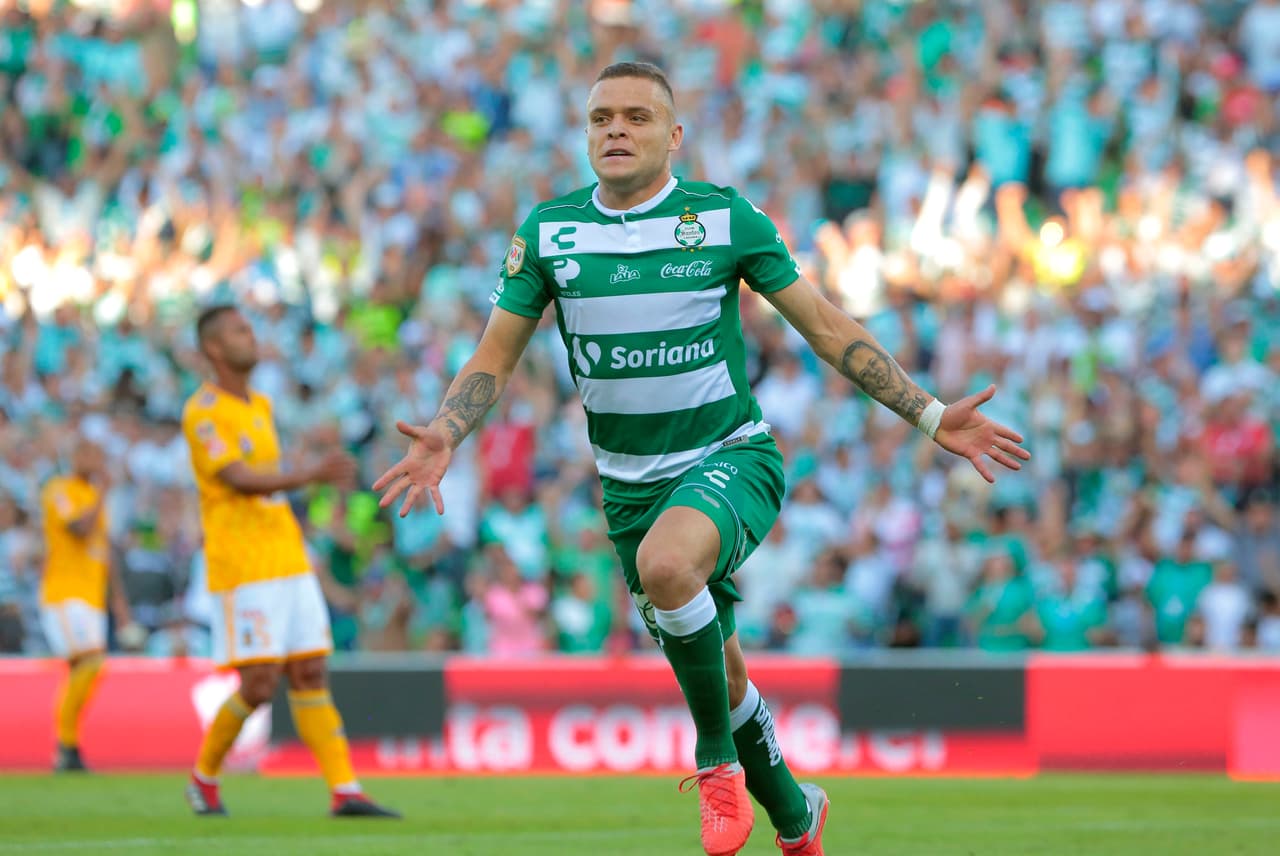 Como segunda punta, el charrúa Jonathan Rodríguez fue fichado desde Santos Laguna buscando fondo de armario.