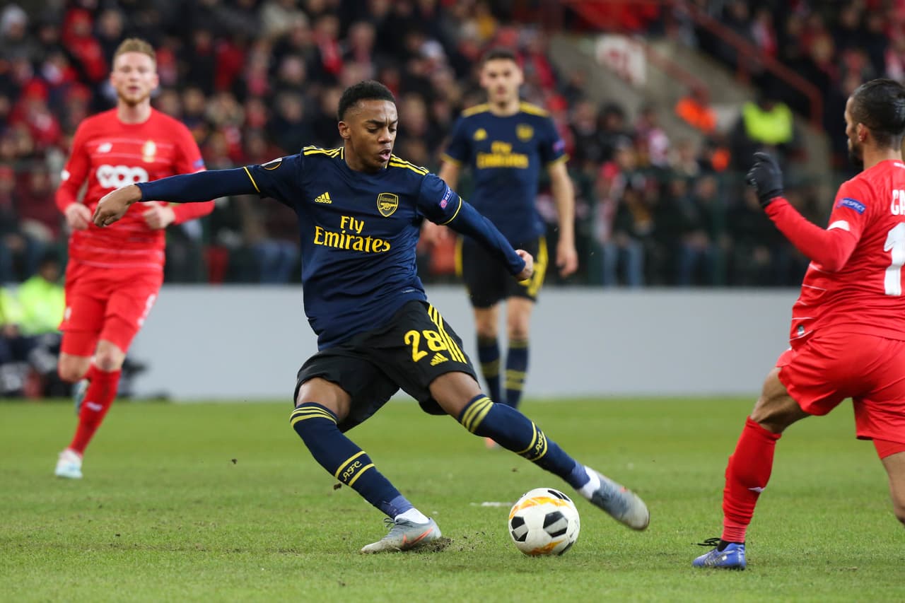 Arsenal logra remontar y empatar marcador 2-2 ante Lieja y amarra su pase a octavos de final de Europa League. Bukayo Saka, con gol y asistencia, es la estrella del partido.