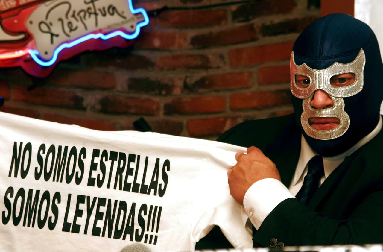 Blue Demon Jr. fue adoptado por la leyenda Blue Demon y es también conocido como ‘El Hijo de la Leyenda Azul’.