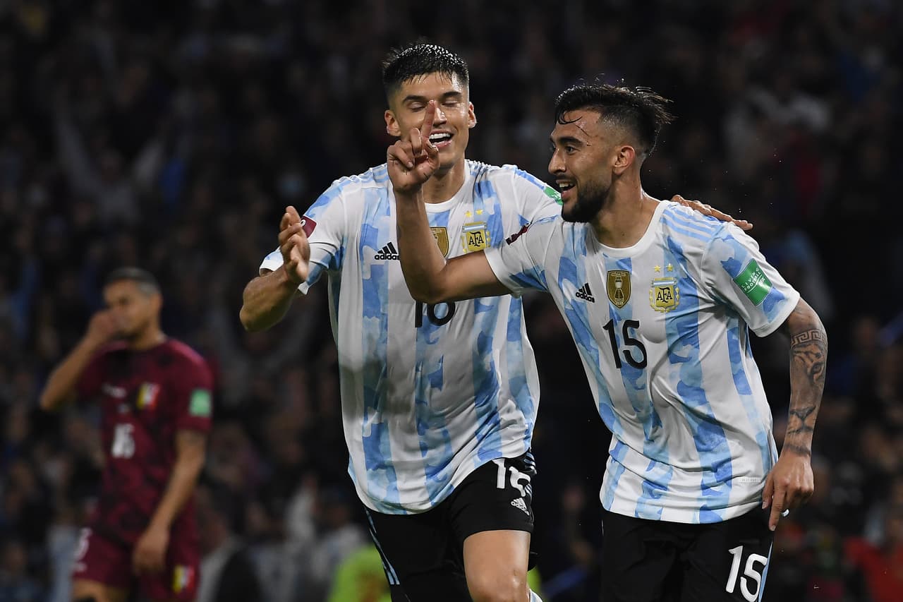 Argentina tardó 35 minutos en abrir el marcador pese al dominio en la cancha. Nico González inaugaraba lo terminaría siendo una goleada en casa.