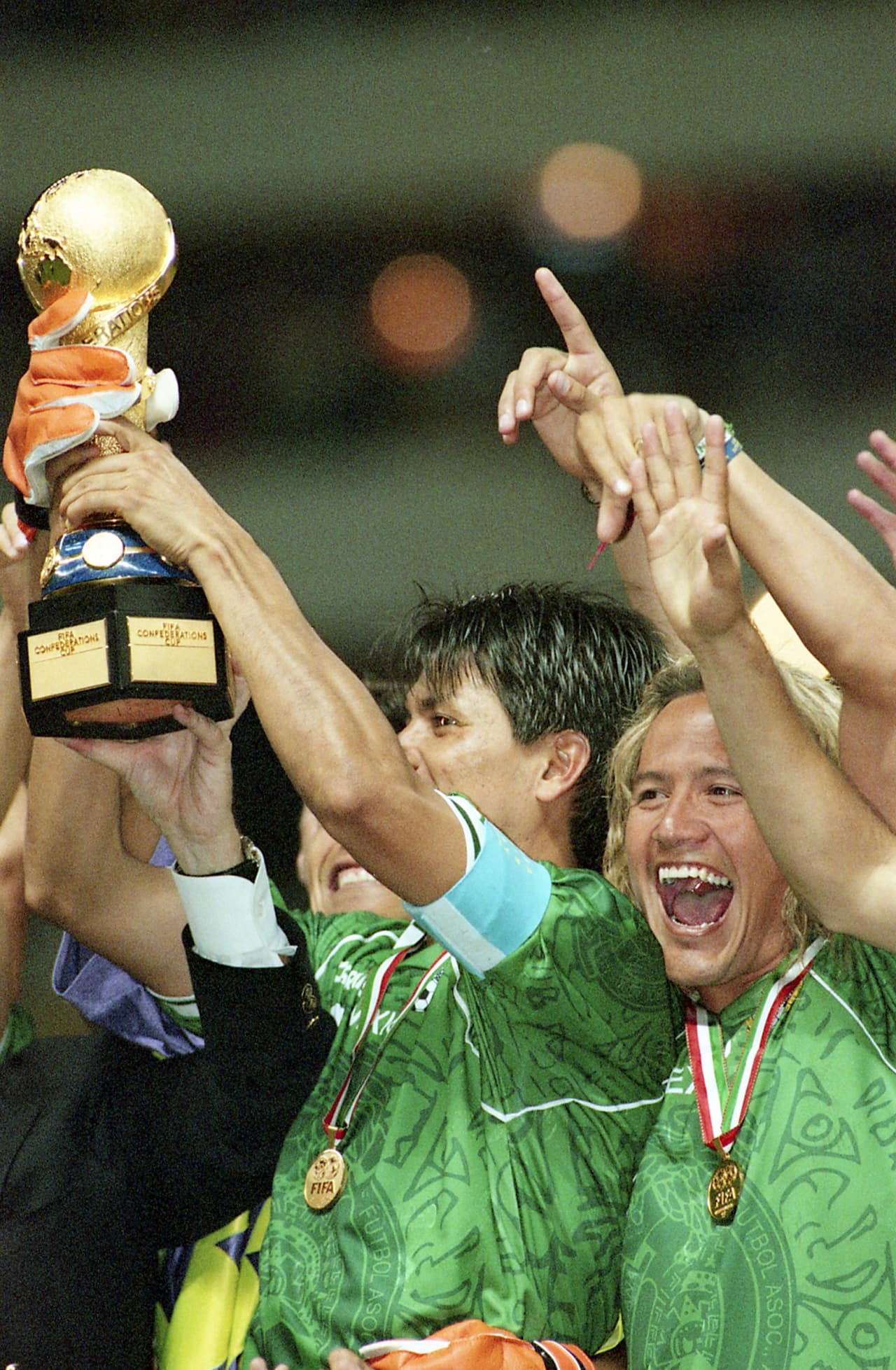 Arropados por su público y con el estadio Azteca de escenario los verdes lograron levantar el trofeo de la Copa Confederaciones venciendo en la final a Brasil.
