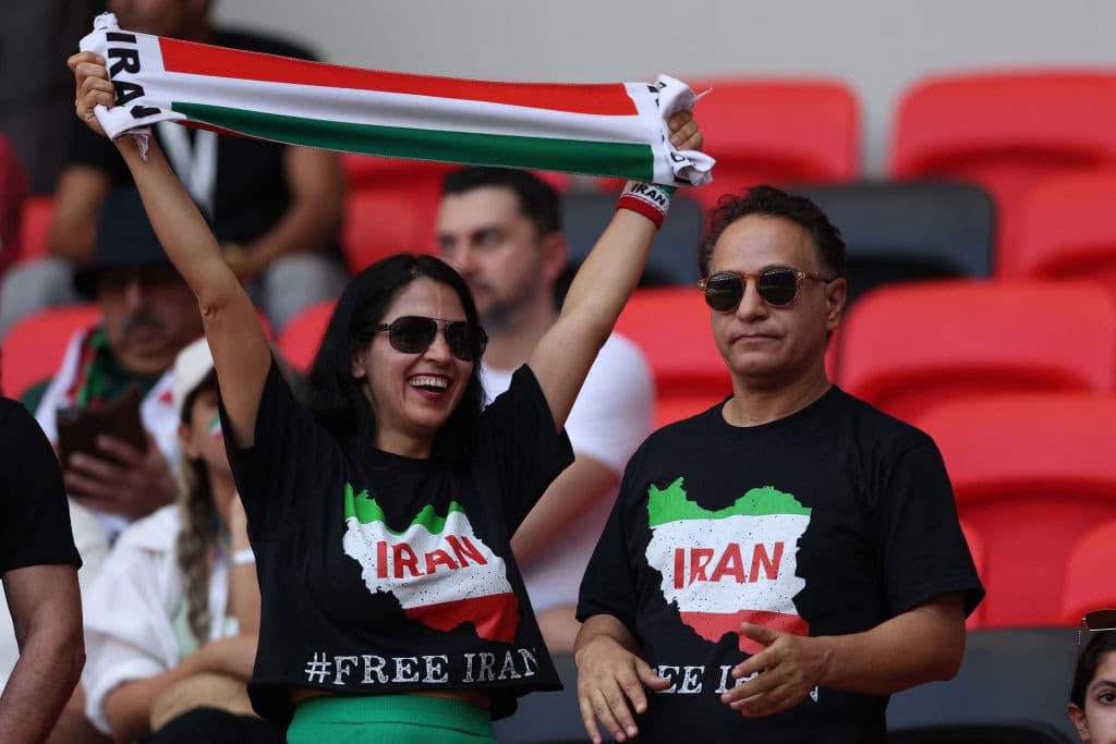 Par de aficionados con las camisetas de libertad para las mujeres en Irán.