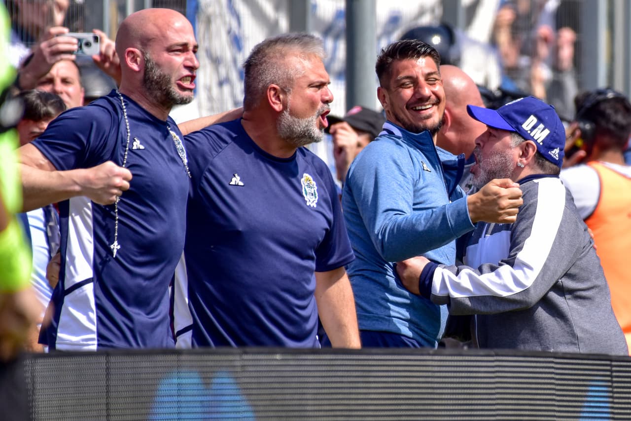 Gol de Matías García y el 'Diez' festeja con su cuerpo técnico.