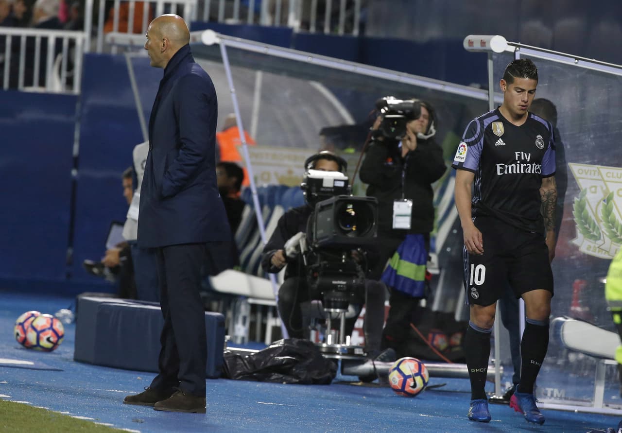 No obstante, Zidane decidió entrar a Isco al minuto 72 por James Rodríguez, que mostró su molestia por la decisión de su entrenador de no dejarle jugar el partido completo. El estratega afirmó en rueda de prensa que todo lo hace por el equipo, pero la distancia entre ambos es evidente.