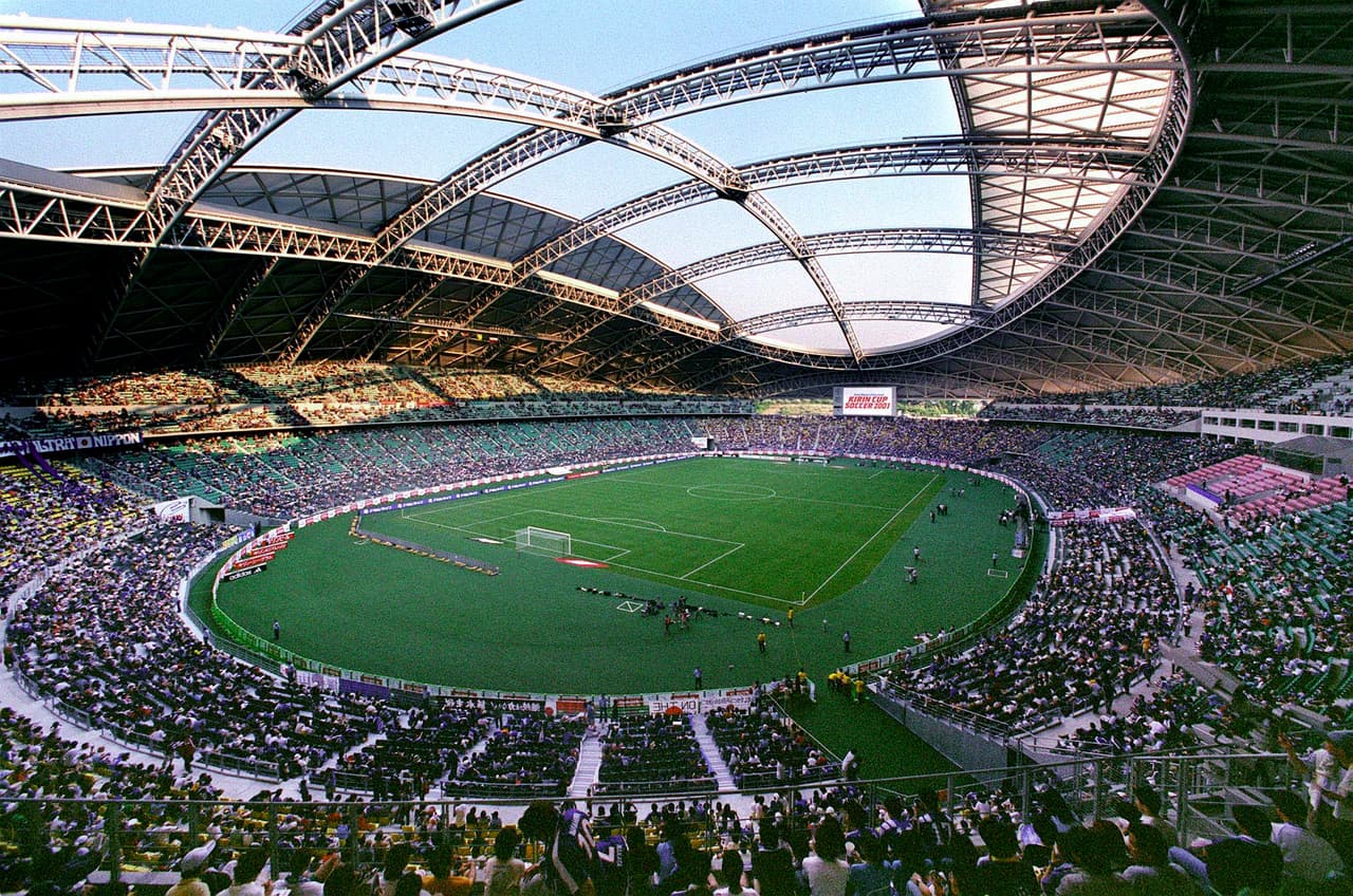 El gran ojo del estadio de Oita tiene una función ecológica: permite que el césped capte con más eficiencia la luz solar disminuyendo costos de drenaje y riego.