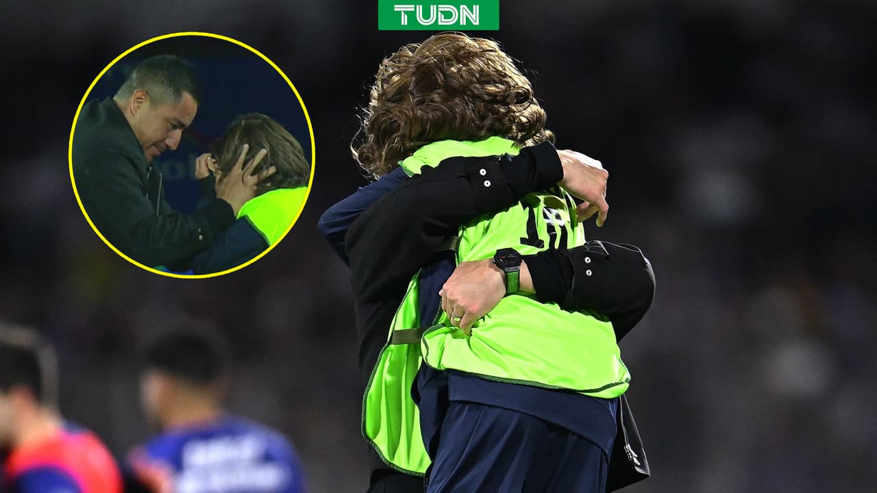 El tierno festejo de Efraín Juárez y su hijo tras triunfo de Pumas