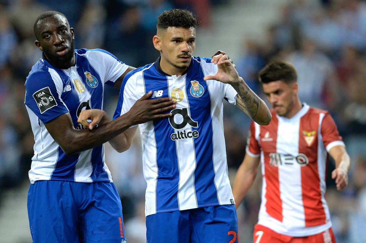 Al minuto 30' un gol de pena máxima de Tiquinho (centro) fue el 2-0 a favor del Porto.