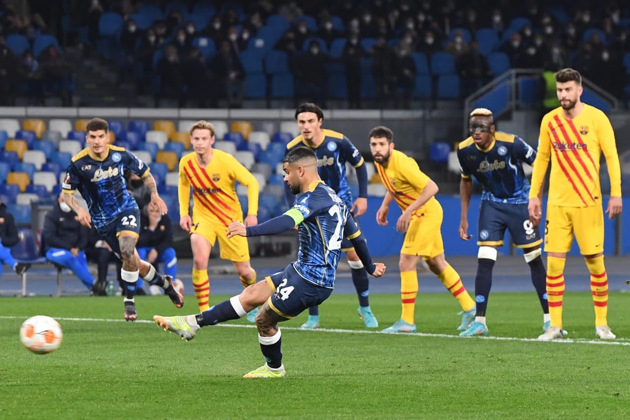 Barcelona se lleva el triunfo del Napoli con marcador globar 3-5 y también el boleto a Octavos de Final en la Europa League. Jordi Alba, Frenkie de Jong, Gerard Piqué y Aubameyang le dieron el triunfo a los cules, mientras que Insigne y Politano anotaron a favor de los locales.