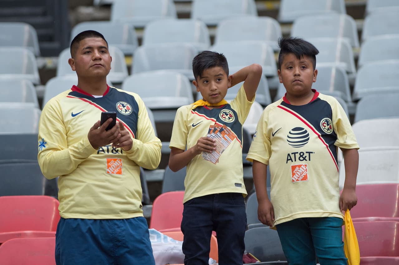 La alegría y el colorido fueron los invitados en la fiesta de los fanáticos de América y Santos por la Jornada 16 del Clausura 2019 en el estadio Azteca.