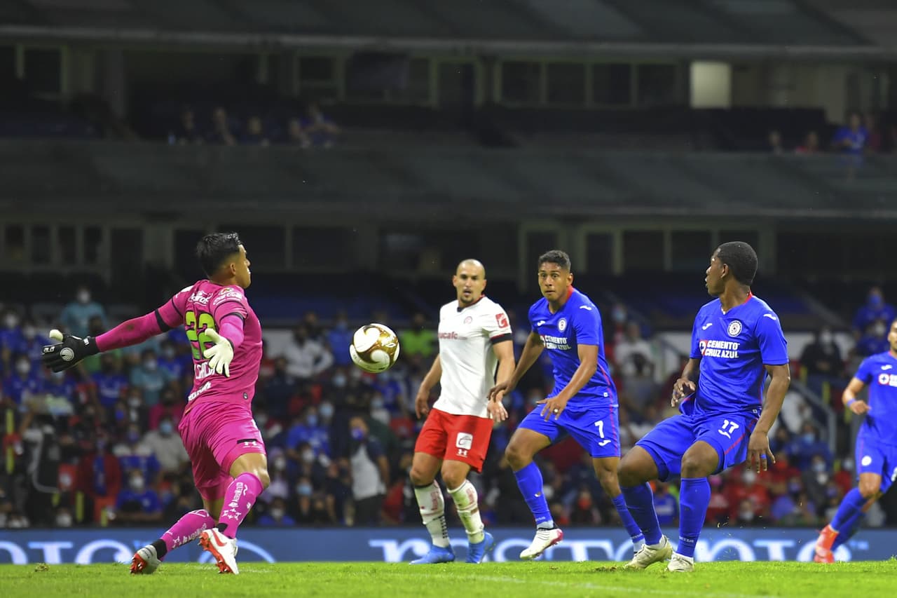 Luis García, el arquero de Toluca, se vistió de héroe hasta en tres ocasiones al atajar todo tipo de remates de la delantera cruzazulina.