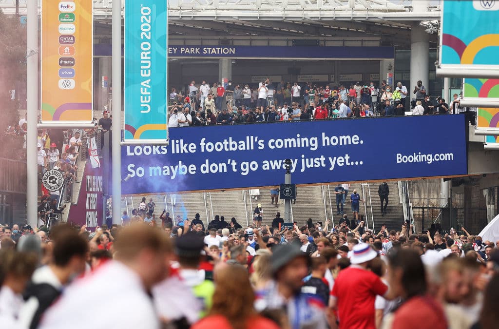 Aún no empieza el partido y se vive la locura fuera del estadio de Wembley. Aficionados ingleses e italianos disfrutan una atmósfera de emociones entre cantos, bebidas y disfraces, previo a la final de la Euro 2020 entre Italia e Inglaterra.