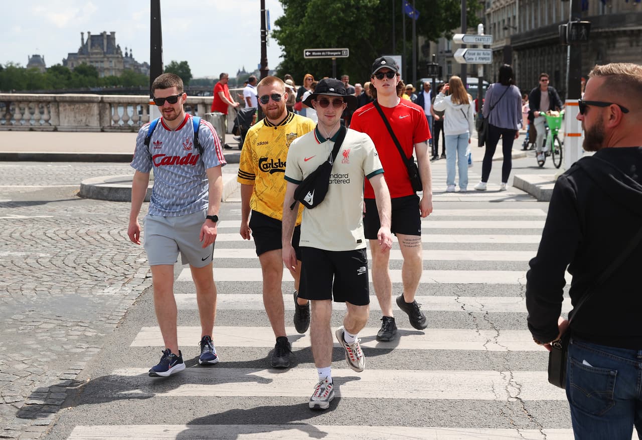 Los aficionados del Liverpool y Real Madrid comienzan a invadir las calles de París a unas horas de la Final de Champions League.