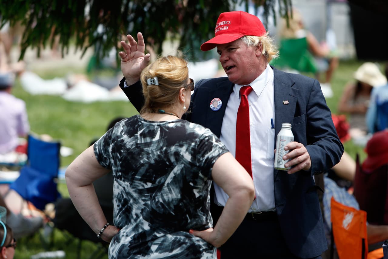 El Trump de la hípica incluso aprovechó para conversar como si fuera el propio político en pleno derby de Kentucky.