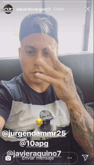 El chileno Eduardo Vargas respondió con humor y rebeldía y en tres pasos al final le pintó el dedo a la cámara.