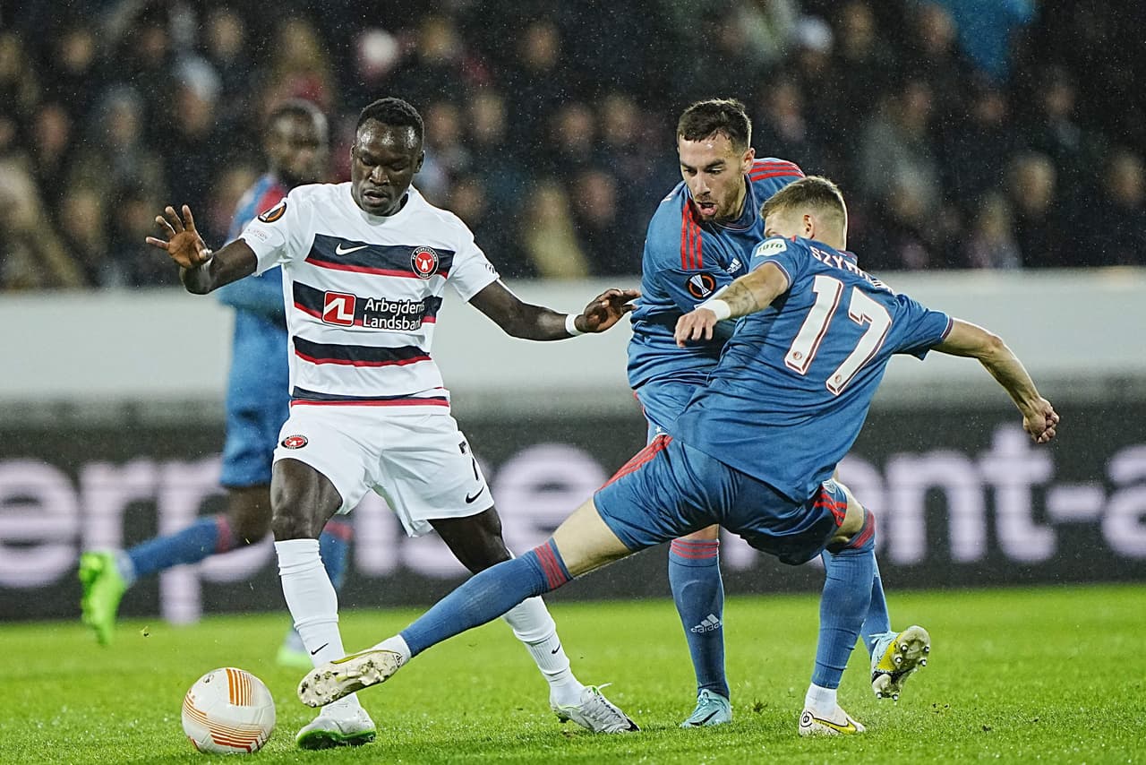 Feyenoord rescató un punto ante el Midtjylland y se mantiene en la cima del Grupo F en el que todos están empatados con cuatro puntos.