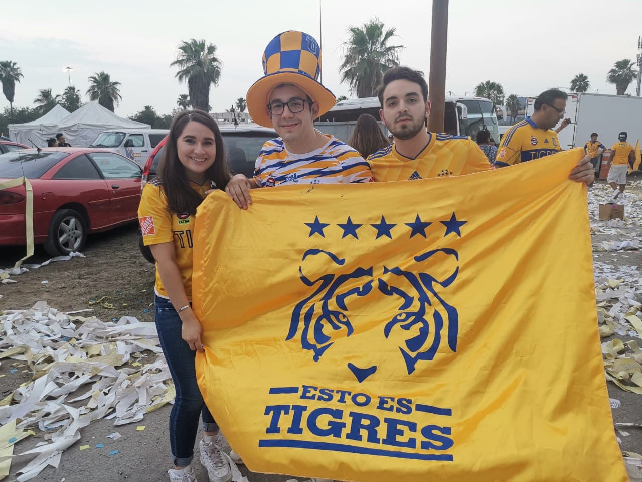 Fantástico ambiente el que crearon los fieles aficionados de los Tigres ante la llegada de su amado equipo a los alrededores del Estadio Universitario. ¡Miren qué colorido!