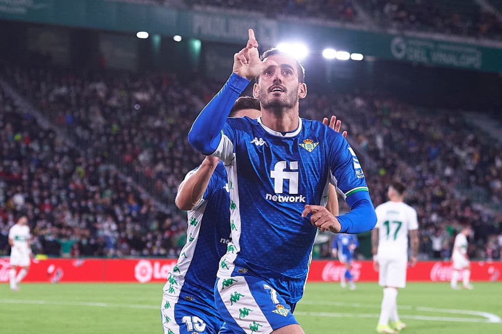 Real Betis golea al Elche 3-0 con anotaciones de Juami Jiménez, Willian José y Nabil Fekir, aún con 10 hombres en la cancha. Andrés Guardado jugó 21' durante el encuentro, mientras que Lainez no tuvo participación.