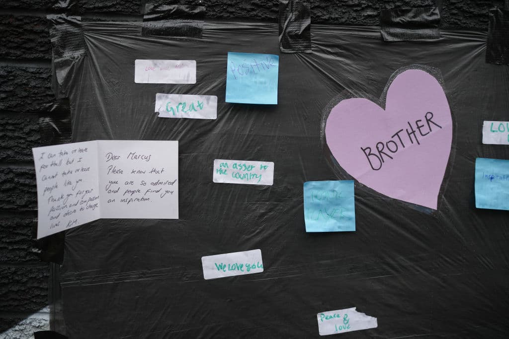 "He salido a arreglar lo que pude de inmediato y a encubrir lo que no pude y con suerte conseguiremos que el artista venga y lo arregle", dijo.