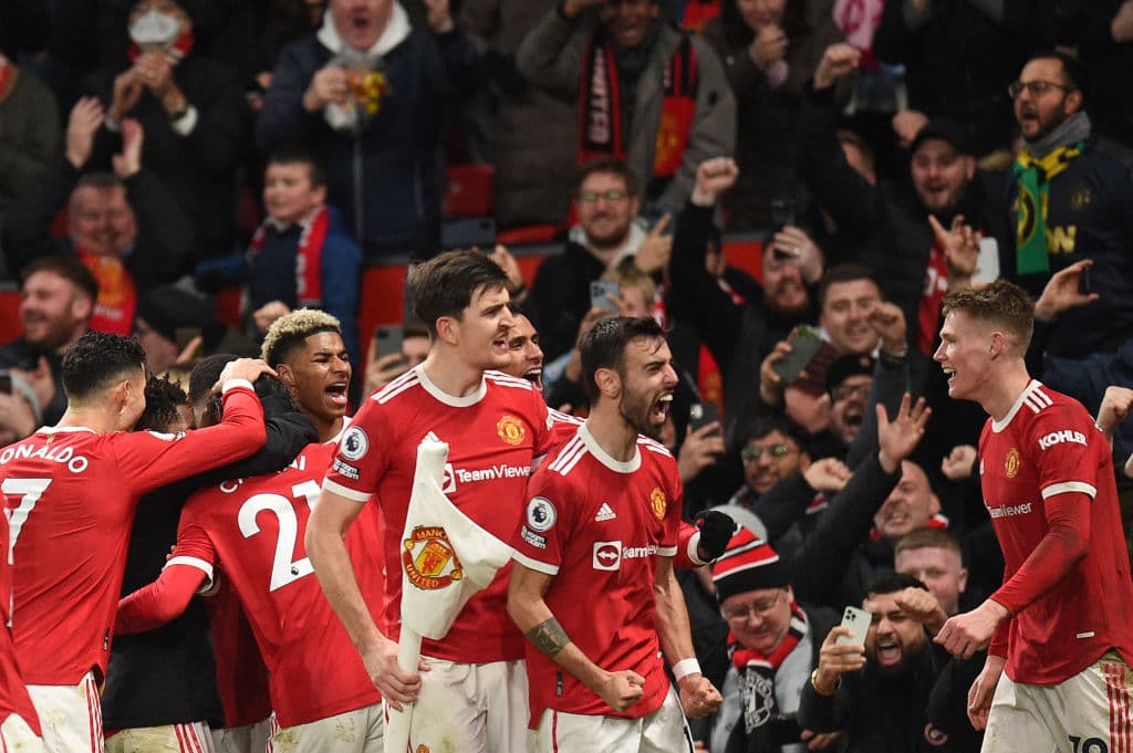 Everton desaprovechó la localía y cayó 0-1 con el Aston Villa, Leeds United hace lo mismo que el Everton y pierden 0-1 con el Newcastle, Manchester United sufre y conisgue un polémico triunfo 1-0 sobre el West Ham United y el líder Manchester City tropieza en su visita al Southampton y empatan 1-1.