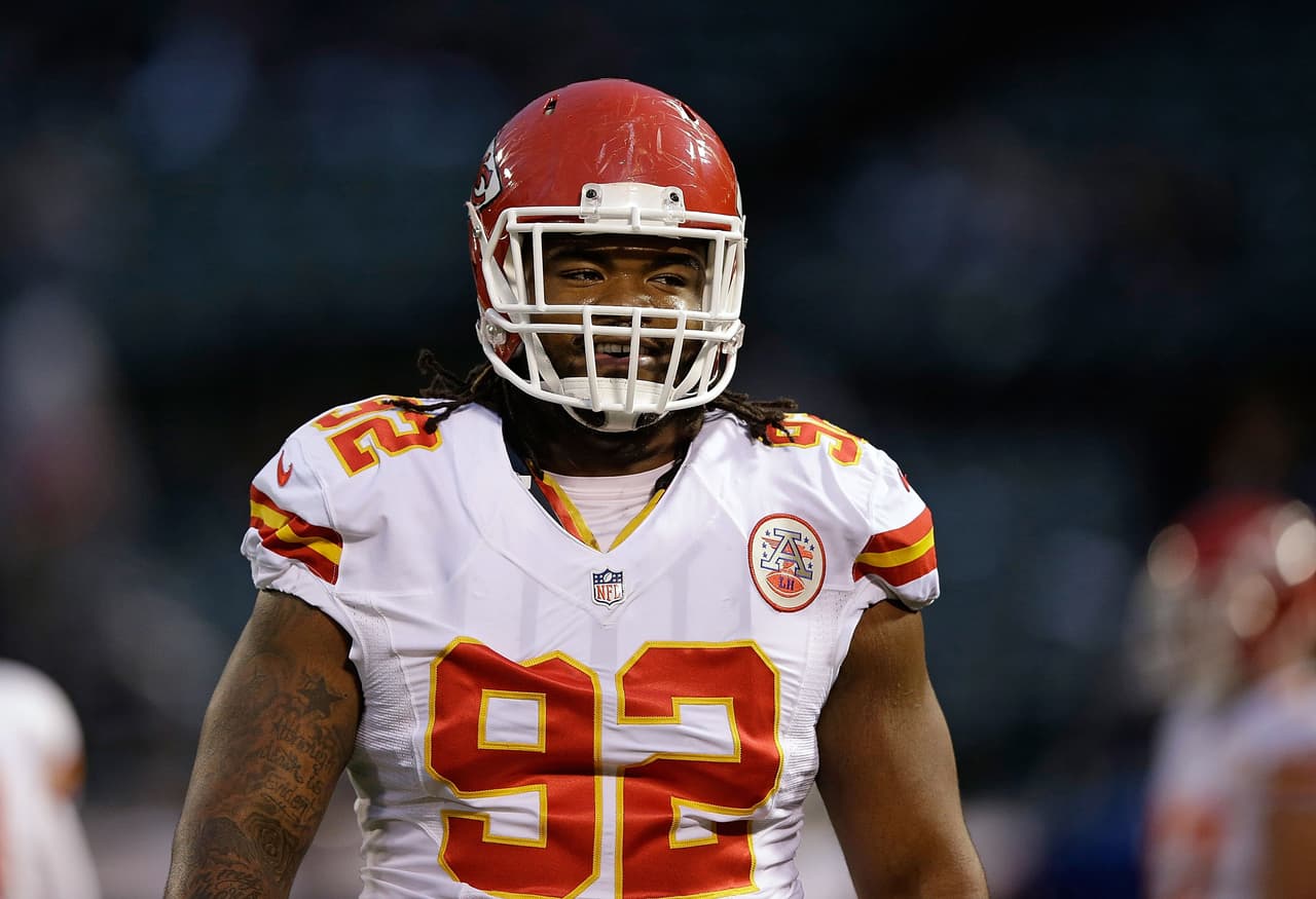 <b>DONTARI POE – DT Kansas City Chiefs</b>
<br>Es un grandioso tacle defensivo que tiene impacto especialmente para frenar a los corredores que rompen la línea de golpeo. Aunque han bajado sus capturas – acumuló 10.5 en sus dos primeros años con Kansas City – es poderoso. Será difícil para Chiefs retenerlo debido a su elevado costo. Es relacionado con Titans aunque también haría sentido para Bengals, 49ers, Redskins y hasta Raiders.