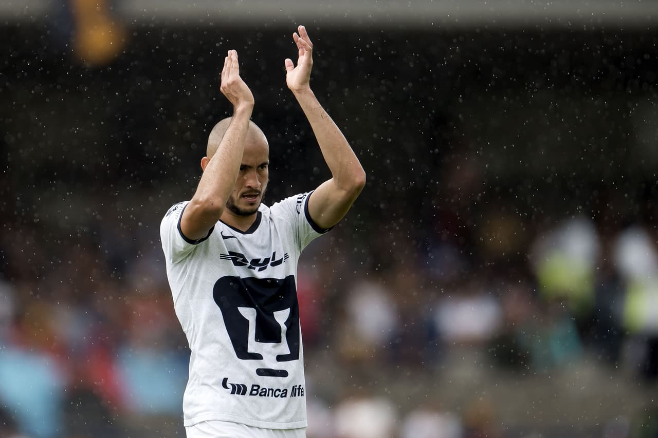 El delantero nació en Villarrica, Paraguay en 1993. Se formó en el Nacional de Paraguay.