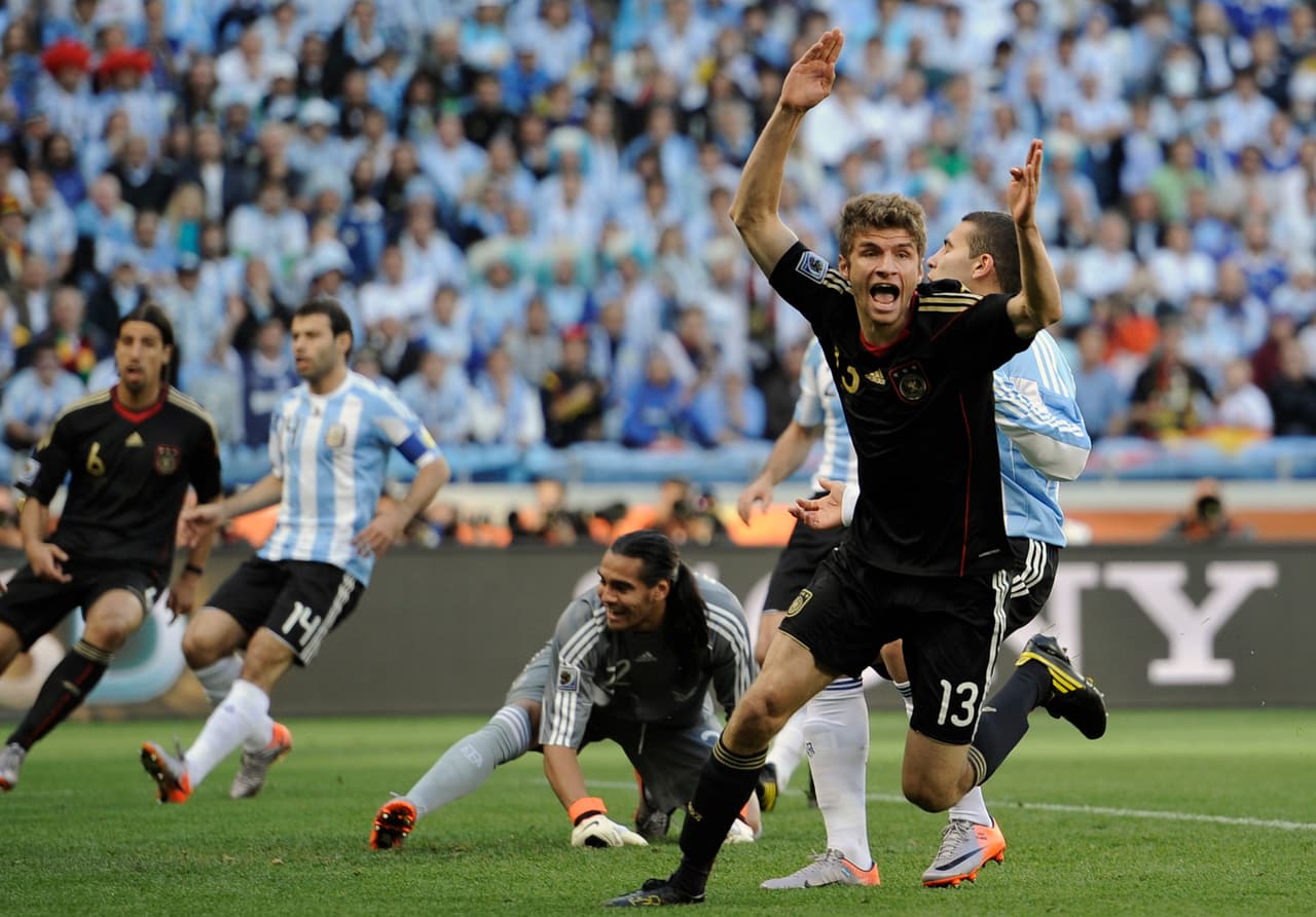 El golpe de autoridad de Alemania llegó con la goleada 4-0 en los cuartos de final contra Argentina. Una generación de jóvenes aún le dieron un baile al equipo de Diego Maradona.