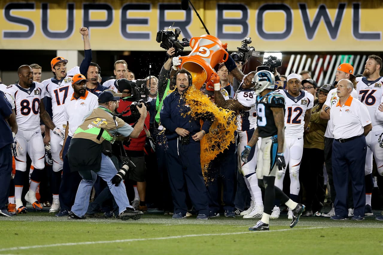 Así celebraron los Denver Broncos su triunfo en el Super Bowl 50 ante los Carolina Panthers 24-10.