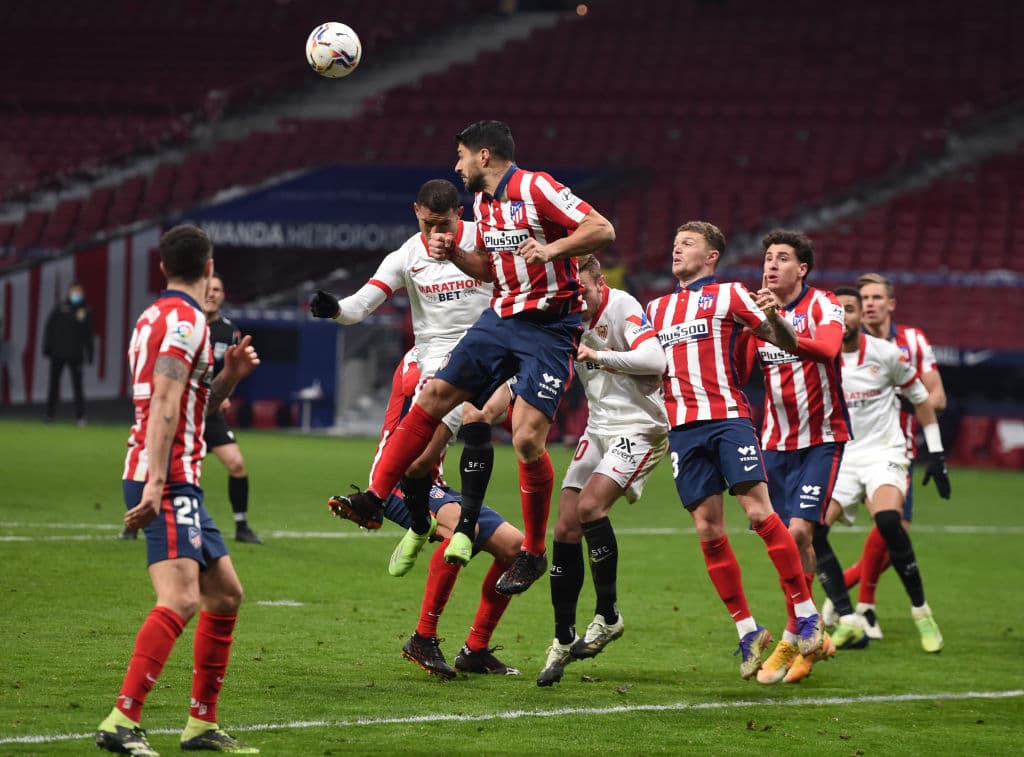 Ángel Correa (17’) y Saúl Ñíguez (76’) marcaron los goles de los colchoneros en el Metropolitano. Atlético de Madrid llegó a 41 unidades; los merengues los persiguen con 37 puntos. El siguiente duelo de los del ‘Cholo’ en La Liga será visitando al Eibar.
