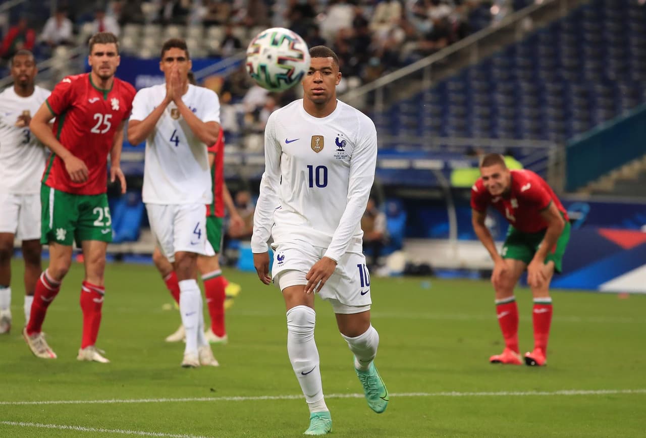 Francia derrota 3-0 a la escuadra de Bulgaria previo a su participación a la Euro 2021. Antoine Griezmann abrió el marcador al minuto 29 y Oliver Giroud se lució con doblete para darle la victoria a su equipo sobre los búlgaros. 'Les Bleus' iniciarán la competencia europea ante Alemania.