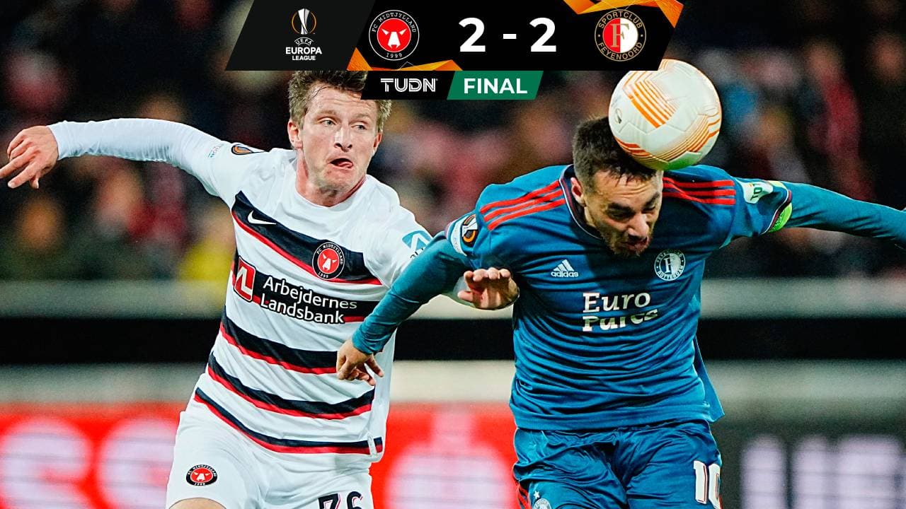 Santiago Giménez participa en el empate de Feyenoord y no le conceden un penalti