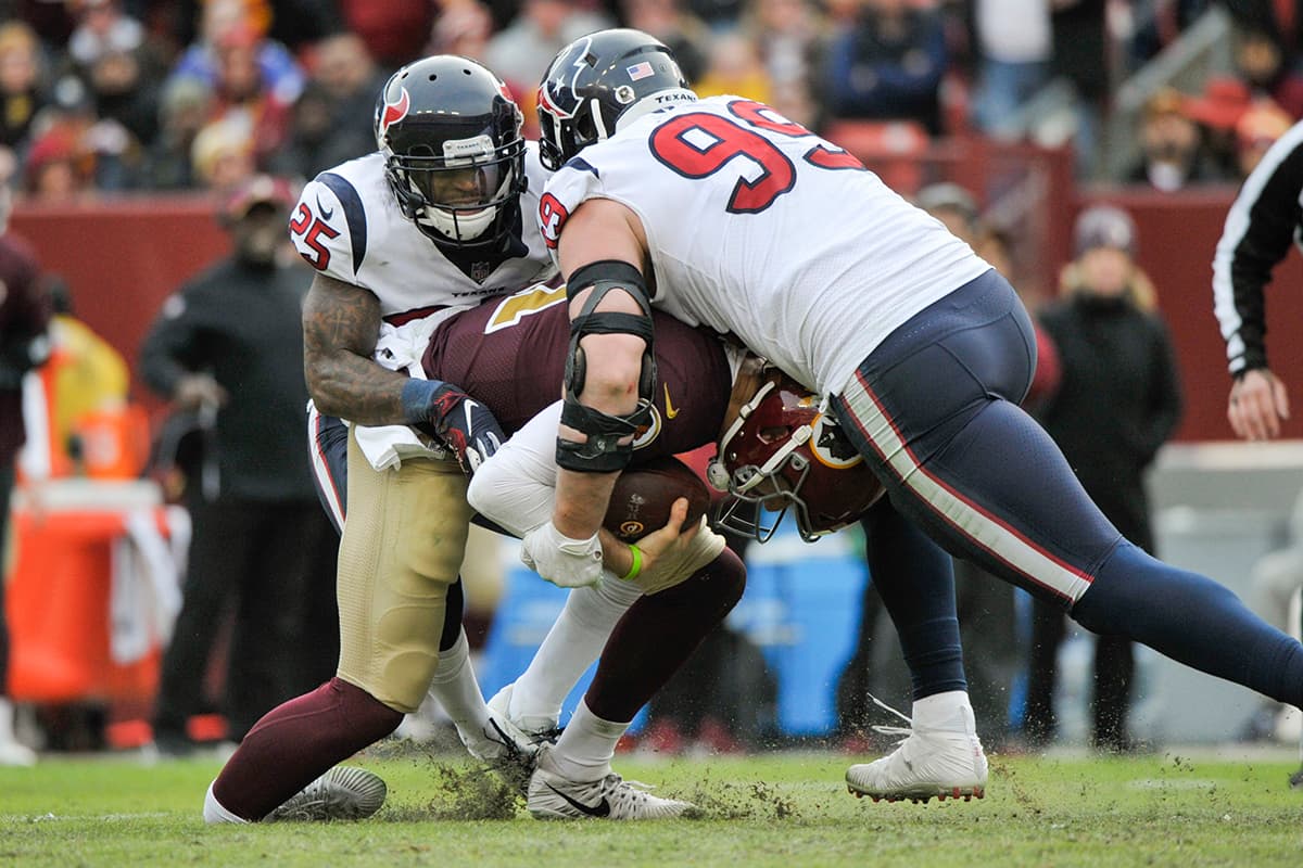 En esta desafortunada acción, J.J. Watt (derecha) captura a Alex Smith (centro) con ayuda del safety Kareem Jackson (izquierda), causando la lesión en la pierna derecha del quarterback.