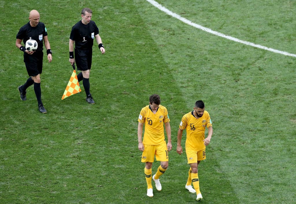 La frustración de Australia tras su derrota al menos encontró un alivio por el empate de Francia y Dinamarca, con lo que ni siquiera una victoria le hubiera servido. Quedó de colero.