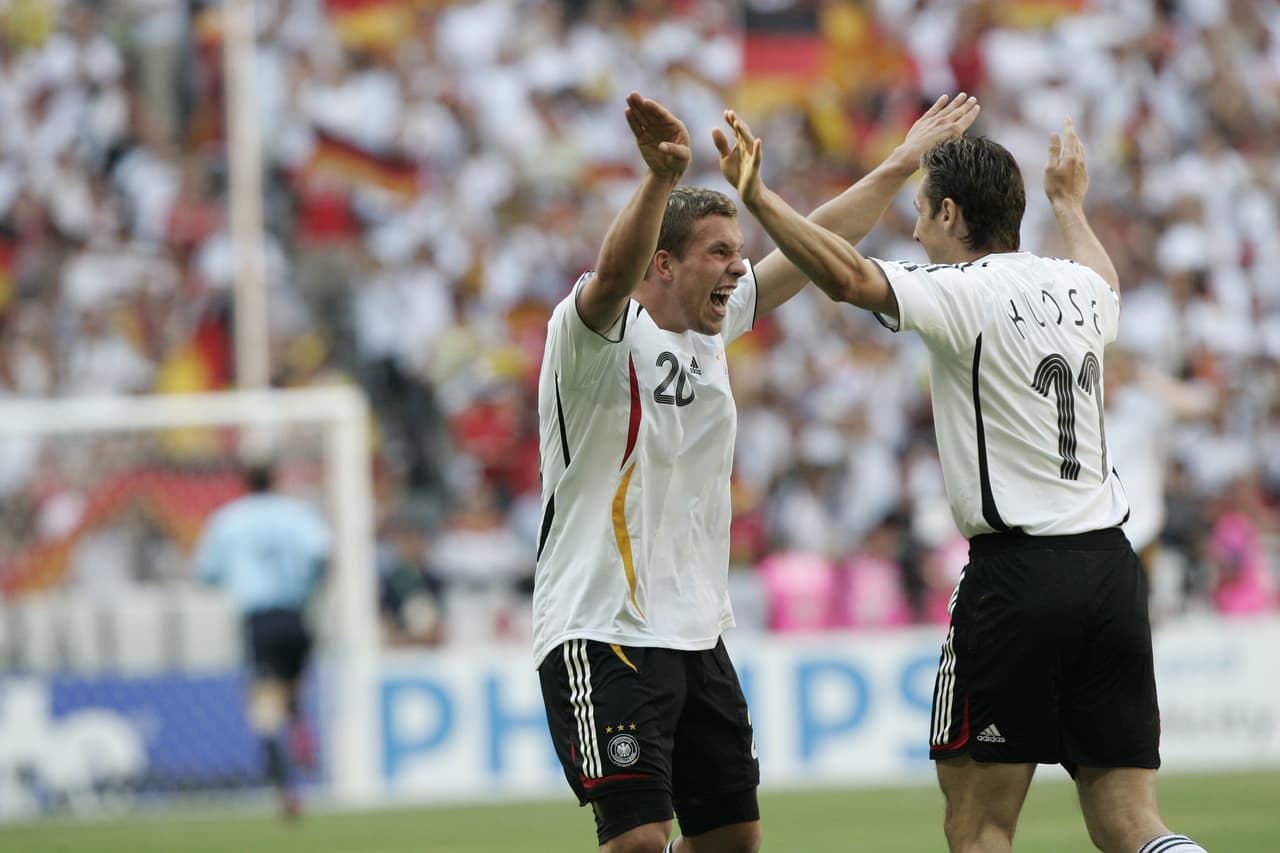 Las caras jóvenes, mezcladas con jugadores experimentados, fueron consolidando el estilo de Alemania. Poderosa como es su tradición, pero con buen fútbol, esta selección europea buscó darle un título mundial a su gente en el evento de 2006.