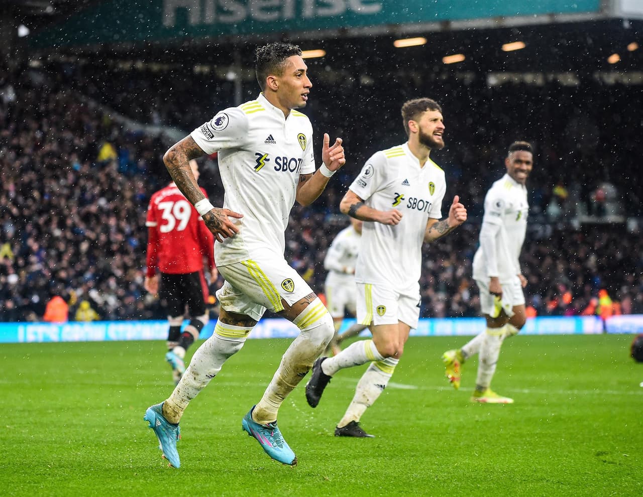 Leeds cae con goliza ante el Manchester United en casa, al cierre de la J26 en la Premier League. Harry Maguire y Bruno Fernandes ponían arriba a los Red Devils durante la primera mitad, pero Rodrigo Moreno y Raphinha igualaban el marcador al minuto 54', ya después Frederico Rodrigues y Anthony Elanga despegaron los números para cerrar 4-2.