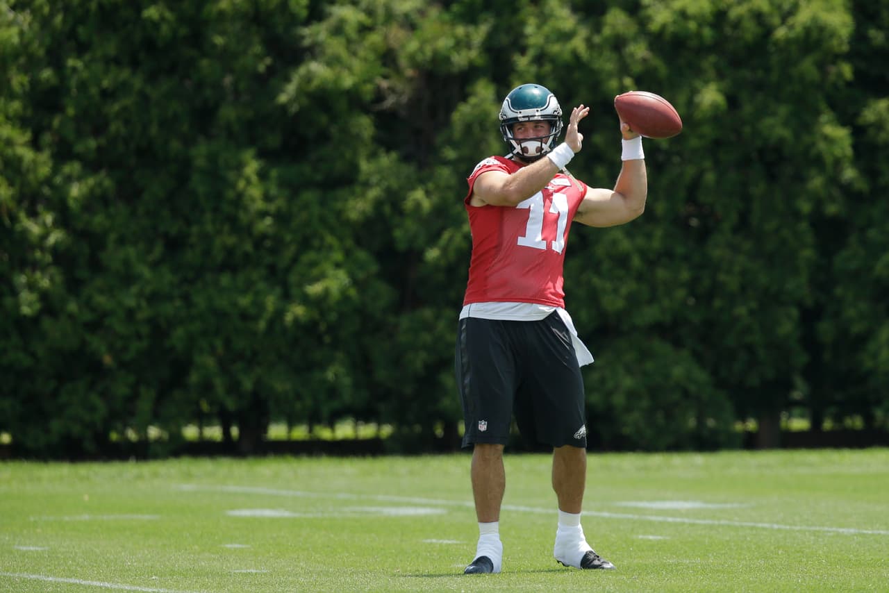 Chip Kelly: Tim Tebow ha mejorado y competirá por un puesto en el plantel