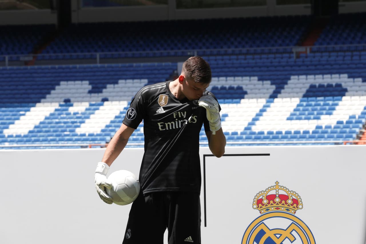 "Este es el mejor club del mundo y es un gran honor, estoy feliz. Ganar es lo más importante en el deporte y como cualquier deportista profesional quiero ganar y solo ganar", indicó Lunin.