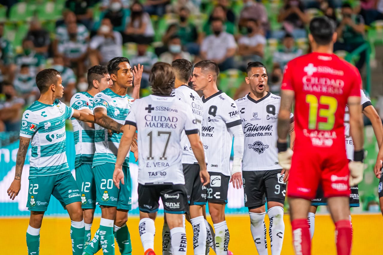 Santos no se despeinó y sin acelerar le pasó por encima a unos Gallos Blancos de Querétaro que se desfondaron desde el primer tiempo en un partido muy ligero para los de Guillermo Almada.
